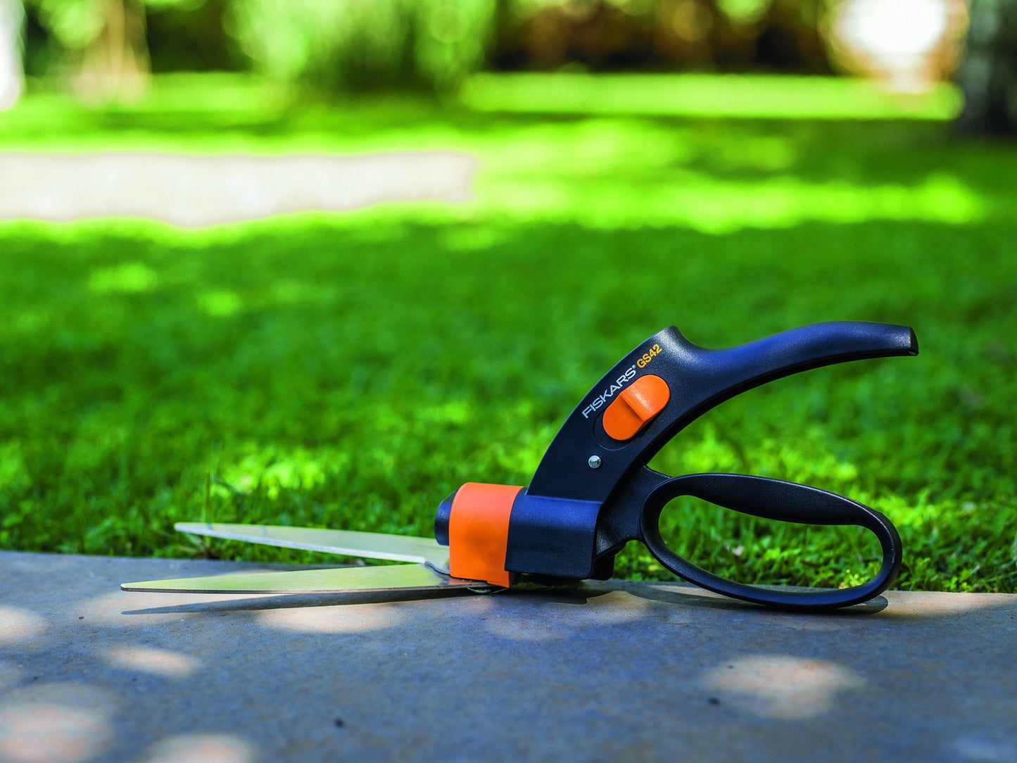 Fiskars Servo-System Grass Shears for Precise Lawn Edge Cutting