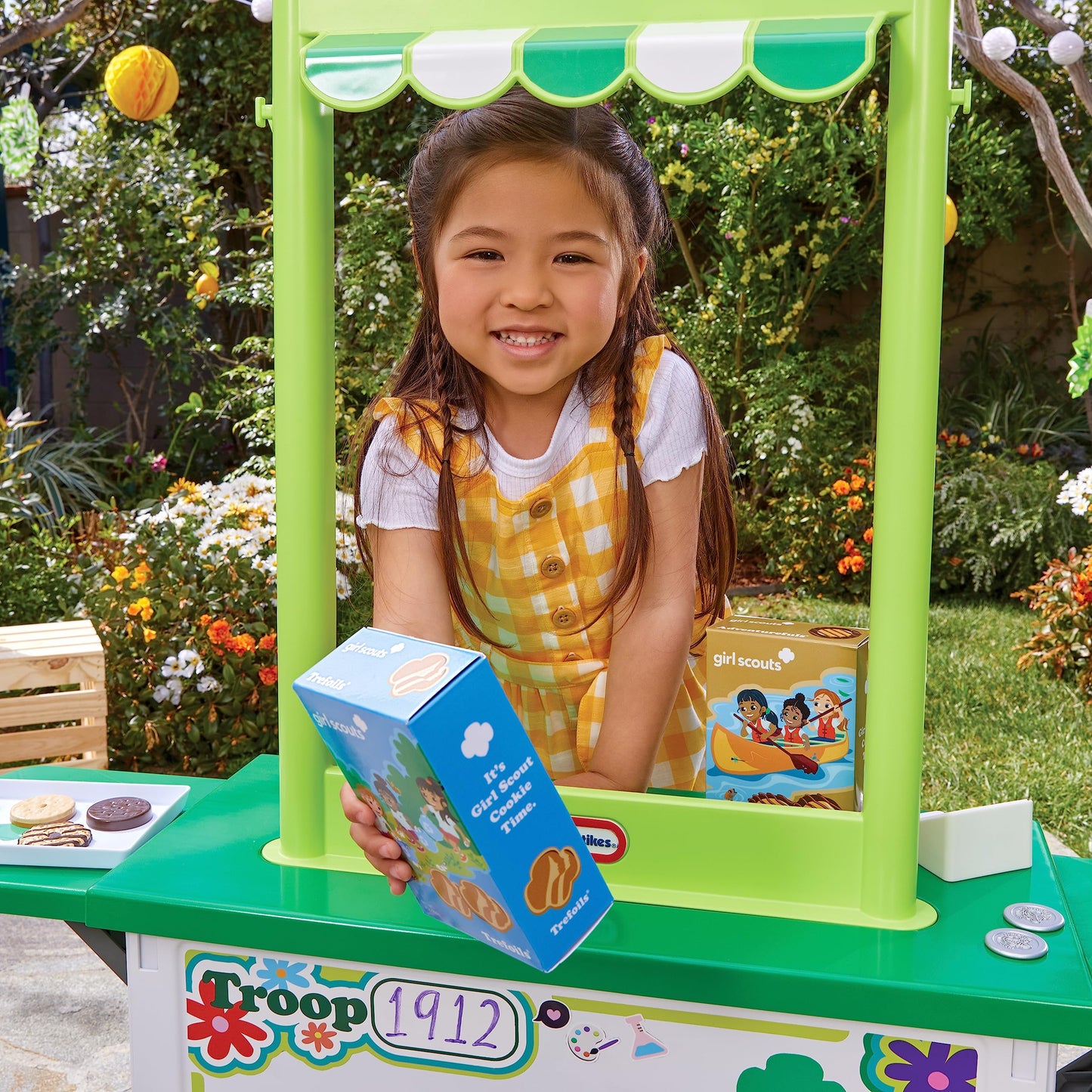 Little Tikes Girl Scout Cookie Booth with 19 Accessories