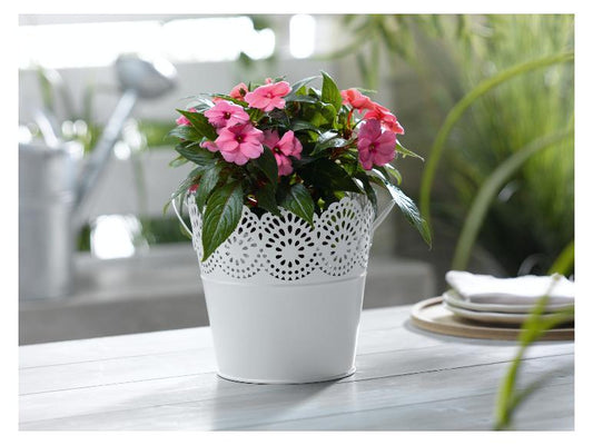 Metal planter with powder coating, suitable for indoor and outdoor use